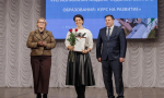 Евгений Рычков и Ольга Демина наградили преподавателя ДХШ им.Куликова
